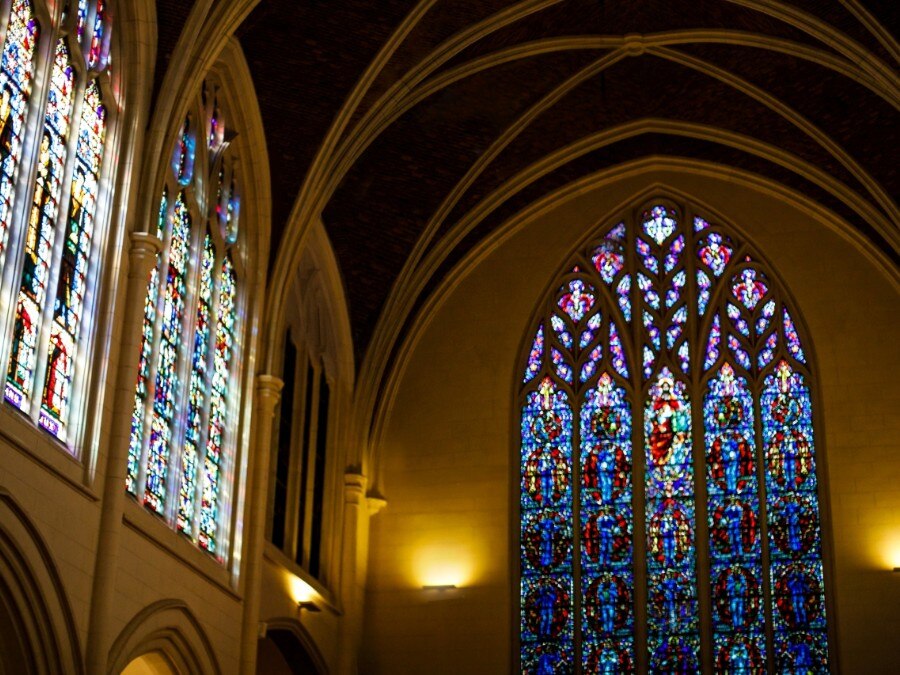 本格派教会ならではの高い天井にはフランス栄華を象徴する色鮮やかなステンドグラスが