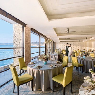 <br>【披露宴】大きな窓から臨める海とオープンキッチンが魅力の披露宴会場