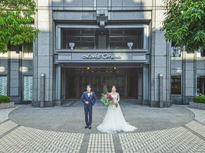 ホテルのエントランスで記念の1枚を。家族写真もおすすめのスポット