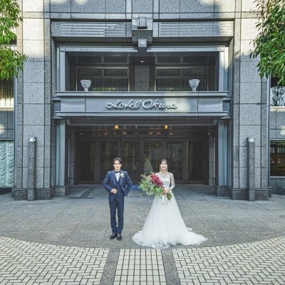 ホテルのエントランスで記念の1枚を。家族写真もおすすめのスポット<br>【付帯設備】フォトシューティング＆前撮り