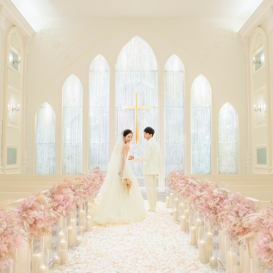 神秘的な純白の空間で、花嫁をいっそう輝かせる「ホワイトハウス」のチャペル