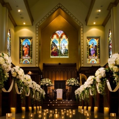 イエス生誕の物語が描かれた16枚のアンティークステンドグラスが輝く教会<br>【挙式】キャンドルセレモニー