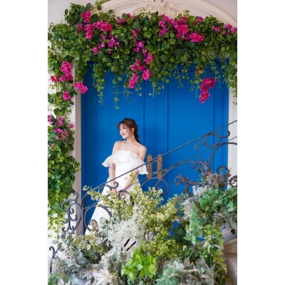 壁の青、植物のグリーンやピンクのコントラストを背景に、絵本の挿絵のような一枚を<br>【付帯設備】全天候型ガーデン/シエル・ジャルダン（着席6～120名）