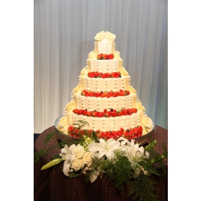 <br>【料理・ケーキ】【ウェディングケーキ】生花や季節のフルーツをふんだんに使ったフレッシュウエディングケーキ