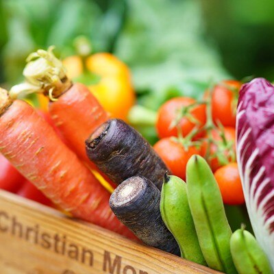 虹色に輝く野菜は、顔の見える生産者から仕入れた瑞々しいものばかり。