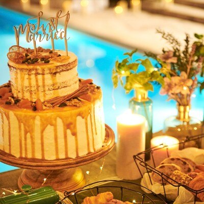ドリップケーキやネイキッドケーキなどトレンド感あふれるオーダーケーキも対応可能<br>【庭】ロマンチックなナイトパーティ