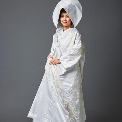 【白無垢】伝統的な花嫁姿である白無垢に綿帽子。凛とした美しさがあります。