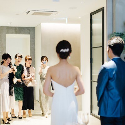 IWAIでは派手な入場シーンはなく、新郎新婦がゲストを出迎えるスタイルです