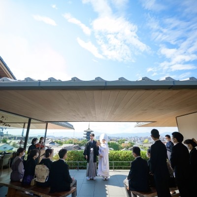 ご家族に見守られながら、八坂の塔を望めるテラスで人前式。京都ならではの挙式が叶う<br>【挙式】【KOMOREBI Wedding 先輩カップル】