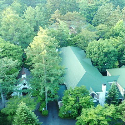 軽井沢の静かな森に佇むクラシカルホテル