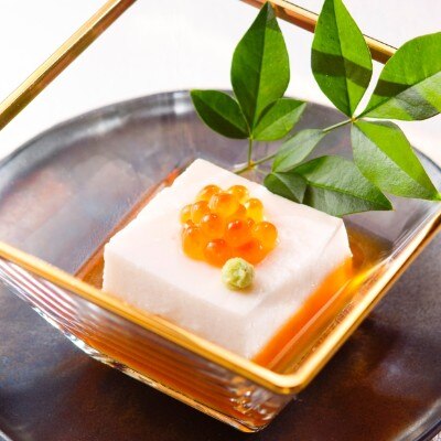 素材の見極め、盛り付け、技術と、繊細な日本料理を堪能<br>【料理・ケーキ】&lt;日本料理&gt;四季を重んじ、素材を活かす。旬の味を愛でる豊かなひとときを
