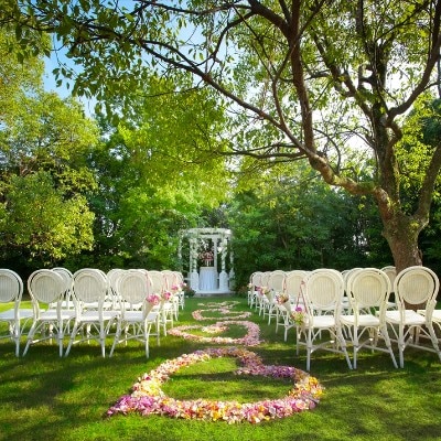 芝生の上に花びらで描かれたハートが新郎新婦を迎える、ロマンチックなウエディング<br>【挙式】【ガーデン挙式】収容人数2～100名