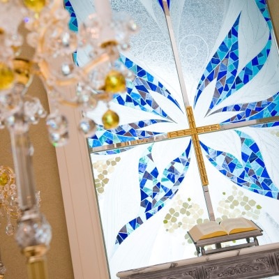 ブルーの蝶のステンドグラスが印象的。スワロフスキーのシャンデリアでより華やかに。