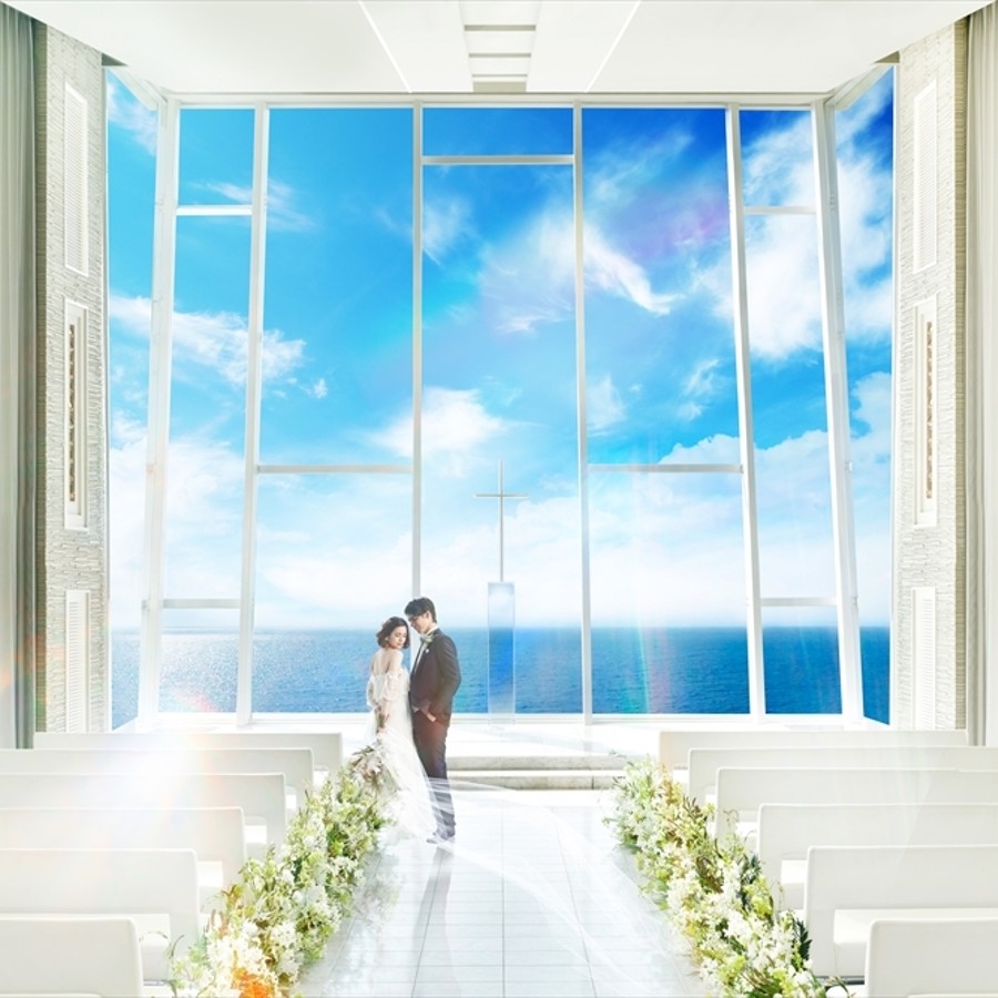 純白のチャペルに映える海と空の青。まるで海外リゾートのような結婚式がかなう