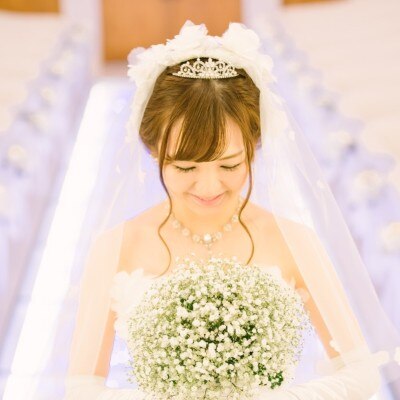 ふわふわのカスミソウブーケも可愛い♡<br>【挙式】花嫁をより一層美しく見せる光り輝く憧れのチャペル