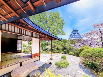 静寂の茶室「豊松庵」をゲストの待合室として隣接。「城の間」からの眺めは圧巻。