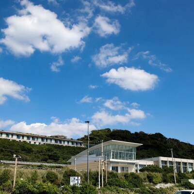 日本の渚100選にも選ばれた美しい七里ヶ浜の高台に建つバンケットホール七里ヶ浜<br>【外観】外観