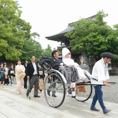 人力車に乗って寒川神社本殿へ。美しい花嫁姿に、すれ違う参拝者から祝福の声も！