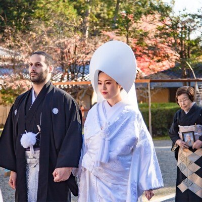 家族と歩をそろえ、一歩一歩しずしずと進む花嫁行列は、一幅の絵画のような美しさ <br>【挙式】日本古来の衣装に身を包み臨む神社挙式