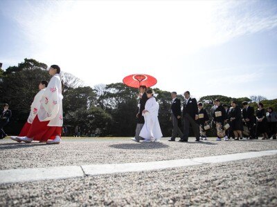 神職に導かれ、朱傘を差した新郎新婦と親族が本殿まで練り歩く「参進の儀」