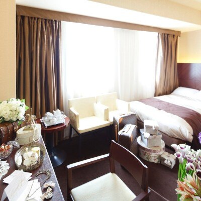 客室には上質で機能性の高いベッドや、寝心地のよいナイトウェアなどが充実