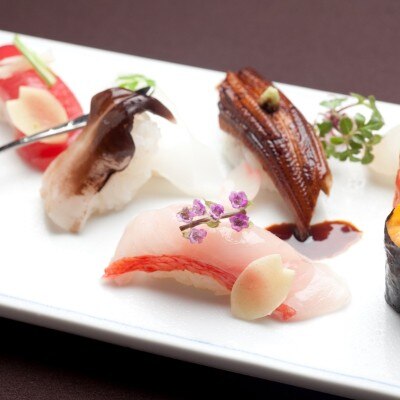旬のネタを取り揃えた美しい寿司や、繊細な和食など料理のアレンジも柔軟に対応