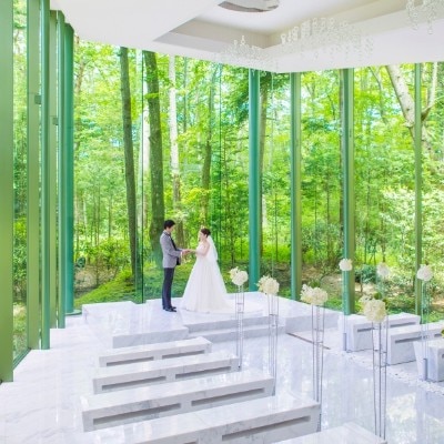 軽井沢の四季を映すガラス張りのチャペル。光輝く緑の空間に純白のドレスが映えます