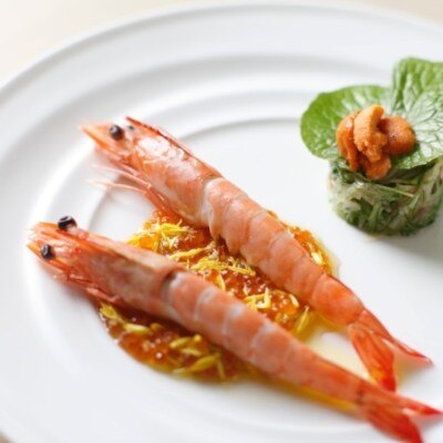 季節感にこだわった食材の中には厳選された魚介類も。新鮮な味わいでテーブルを彩る