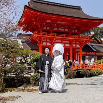 上賀茂神社で厳かな神前式を行った後は、徒歩2分の場所に建つ老舗料亭で披露宴を<br>【挙式】徒歩2分。上賀茂神社で神前挙式を