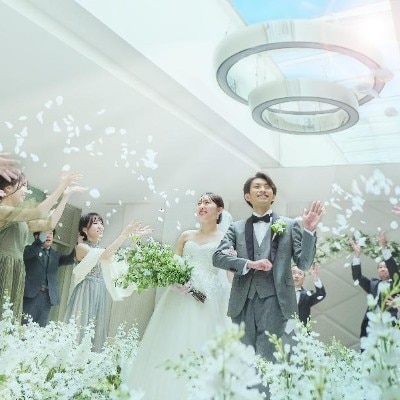天窓から差し込む柔らかな光に包まれて誓いを。フラワーシャワーも輝くワンシーンに<br>【挙式】チャペル　（教会式、人前式）着席～100名
