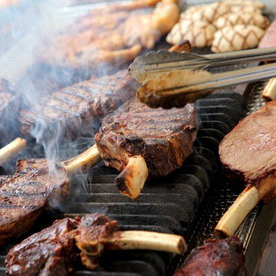 ワイルドな骨付き肉のBBQ。ガーデンなら焼ける音も香ばしい匂いも、丸ごと楽しめる<br>【料理・ケーキ】料理