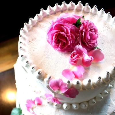 生花をあしらったダミーケーキ<br>【料理・ケーキ】ウエディングケーキ・デザートビュッフェ