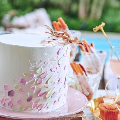 <br>【披露宴】装飾も自由自在！人気な白×ペールピンクのSweet Styleコーディネート