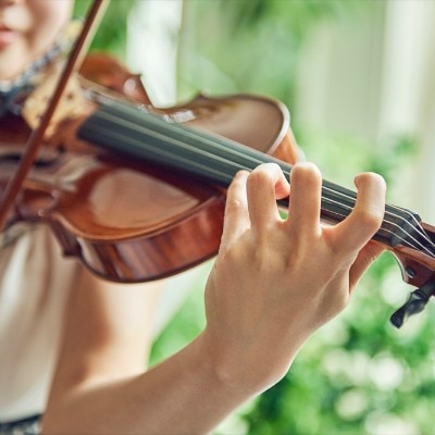空間いっぱいに響きわたるバイオリンの美しいメロディに、ゲストのときめきもアップ<br>【披露宴】VICTORIA HOUSE 【着席：10～182名】