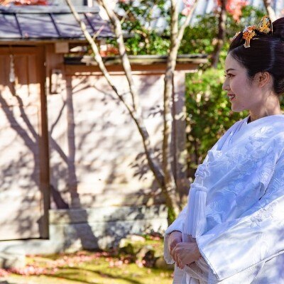 写真撮影を通して、神社の深い歴史や豊かな自然、花嫁の美しさに改めて気づかされる<br>【庭】自然豊かな境内