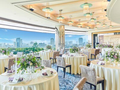 ホテル最上階に位置する「サンセット」。大阪城を望む贅沢な景色でゲストをもてなして
