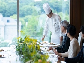 景色を眺めながらパレスホテル東京が誇る料理を堪能