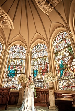 ステンドグラスが美しい、青山セントグレース大聖堂