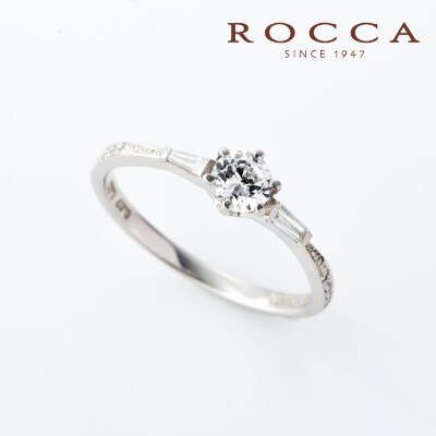 Rocca サイドにあしらわれたテーパーダイヤモンドがおしゃれ シンプルエンゲージリング 婚約指輪 Id Rocca マイナビウエディング