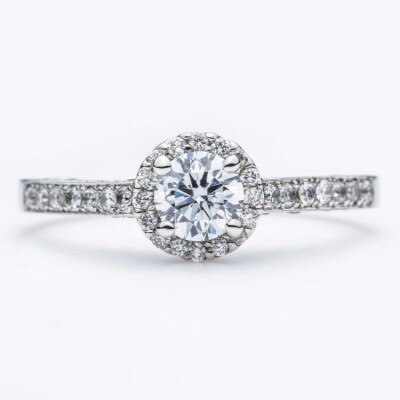 大変希少な天然のブルーダイヤモンドを使用したオシャレな婚約指輪Brilliant blue Fancies