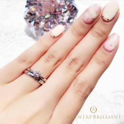 シンプルでかわいい王道なデザインが人気のオシャレな婚約指輪 