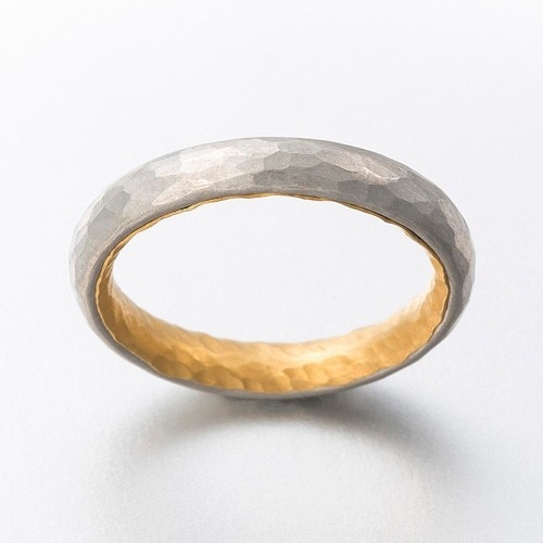 マルコム ベッツ＞3mm HAMMERED PLATINUM MARRIAGE RING LINED GOLD 
