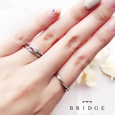 いざないの水神はブリッジ銀座の結婚指輪エレガントなウェーブラインが人気５