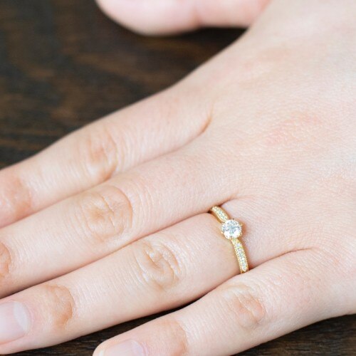指馴染みが美しいゴールド×ミルグレイン エンゲージリング（婚約指輪
