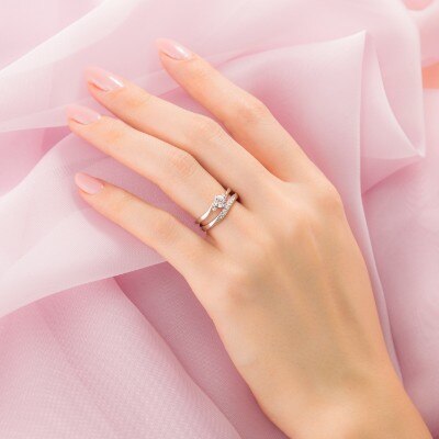 アルチェステ 指なじみの良いウェーブラインの結婚指輪 ふたつ揃えると現れるハートモチーフが人気 結婚指輪 Id I Primo アイプリモ マイナビウエディング