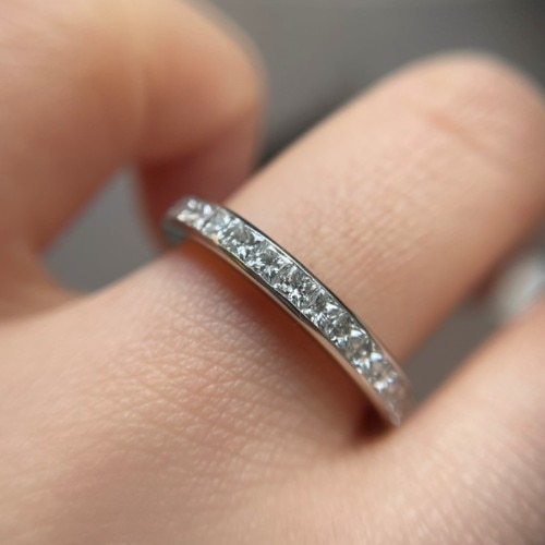 人気の高いシンプルでかわいいプリンセスカットダイヤモンドのエタニティリングstar Ray 婚約指輪 Id Bridge ブリッジ銀座アントワープブリリアントギャラリー マイナビウエディング