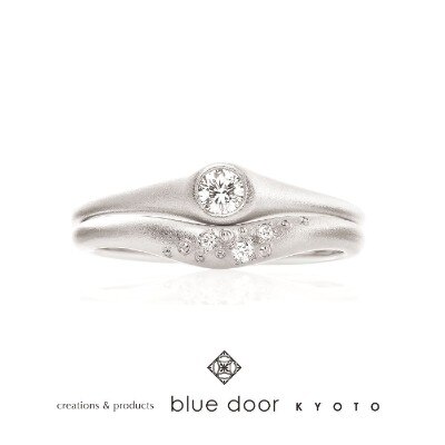 スプーン センターダイヤをくるっと包み込んだ優しい指輪 マットな表面加工が落ち着いた印象に 婚約指輪 Id Blue Door Kyoto ブルードア京都 マイナビウエディング