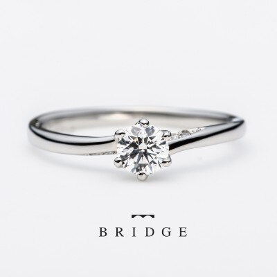 未来への船出　ウエーブラインが美しいブリッジの婚約指輪