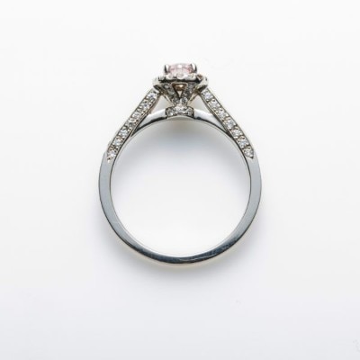 可憐な桜を思わせる天然のオーストラリア・アーガイル鉱山産出のピンクダイヤモンドをセッティングしたリングです。