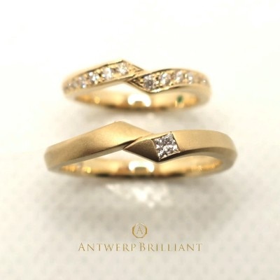 ライトニングは電撃的な二人の出会いを意味する結婚指輪プリンセスカットダイヤモンド